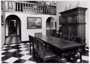 Foto van Balustrade van K.P.C. de Bazel, gezien vanuit het voorhuis van het Rembrandthuis