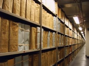 Parchment-bound volumes of the notarial archive in an archival depot in the Vijzelstraat, 2008. This image is already  history: volumes are now kept in acid-free blue boxes. Photo Erik Schmitz