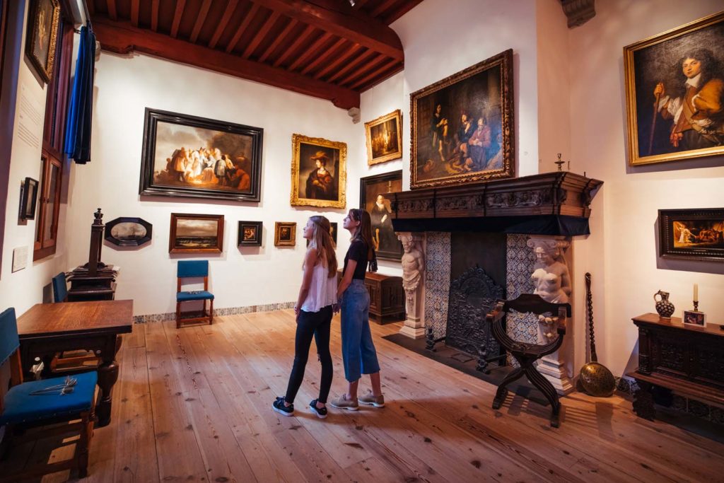 2 bezoekers staan in een kamer met