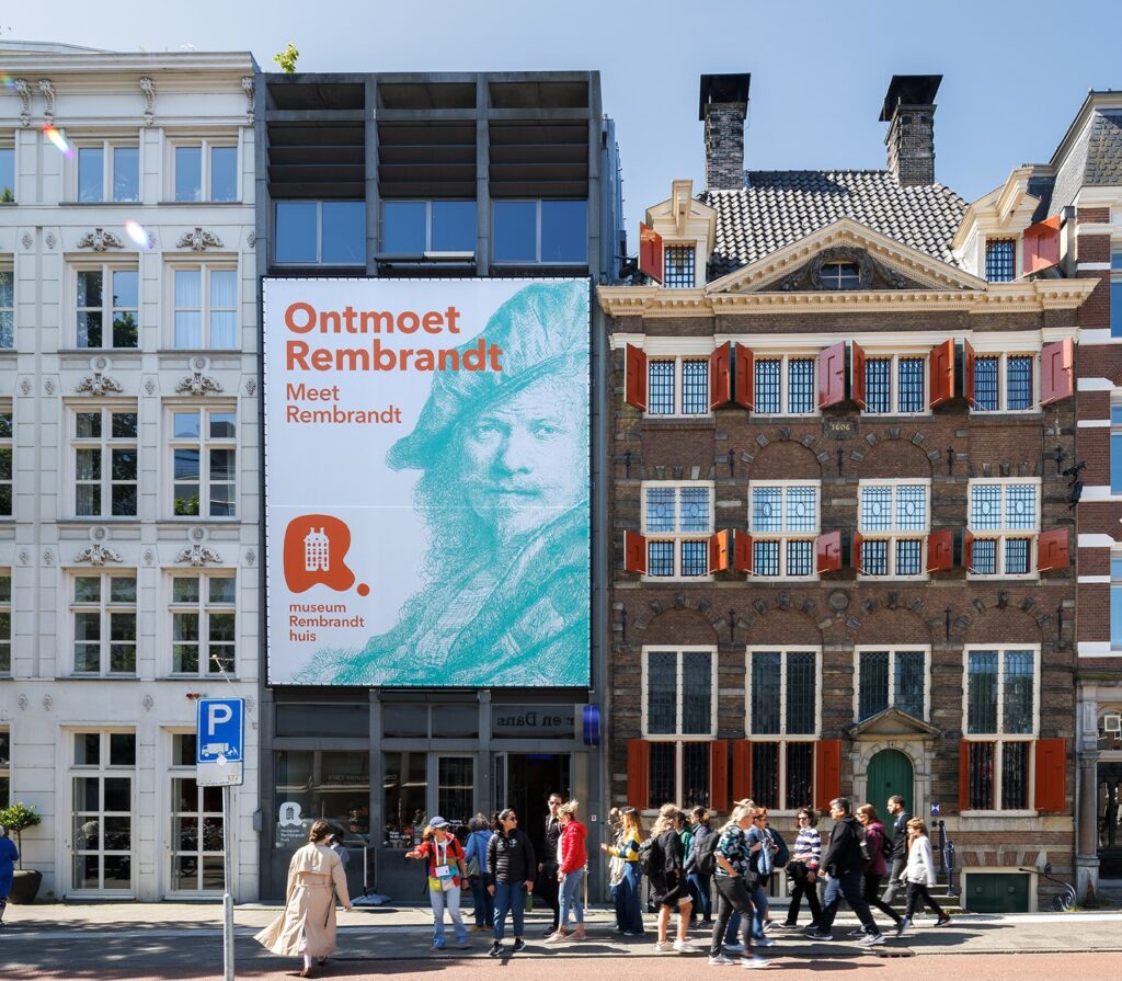 Groepje mensen met een begeleider van Rembrandthuis voor de deur van Rembrandthuis