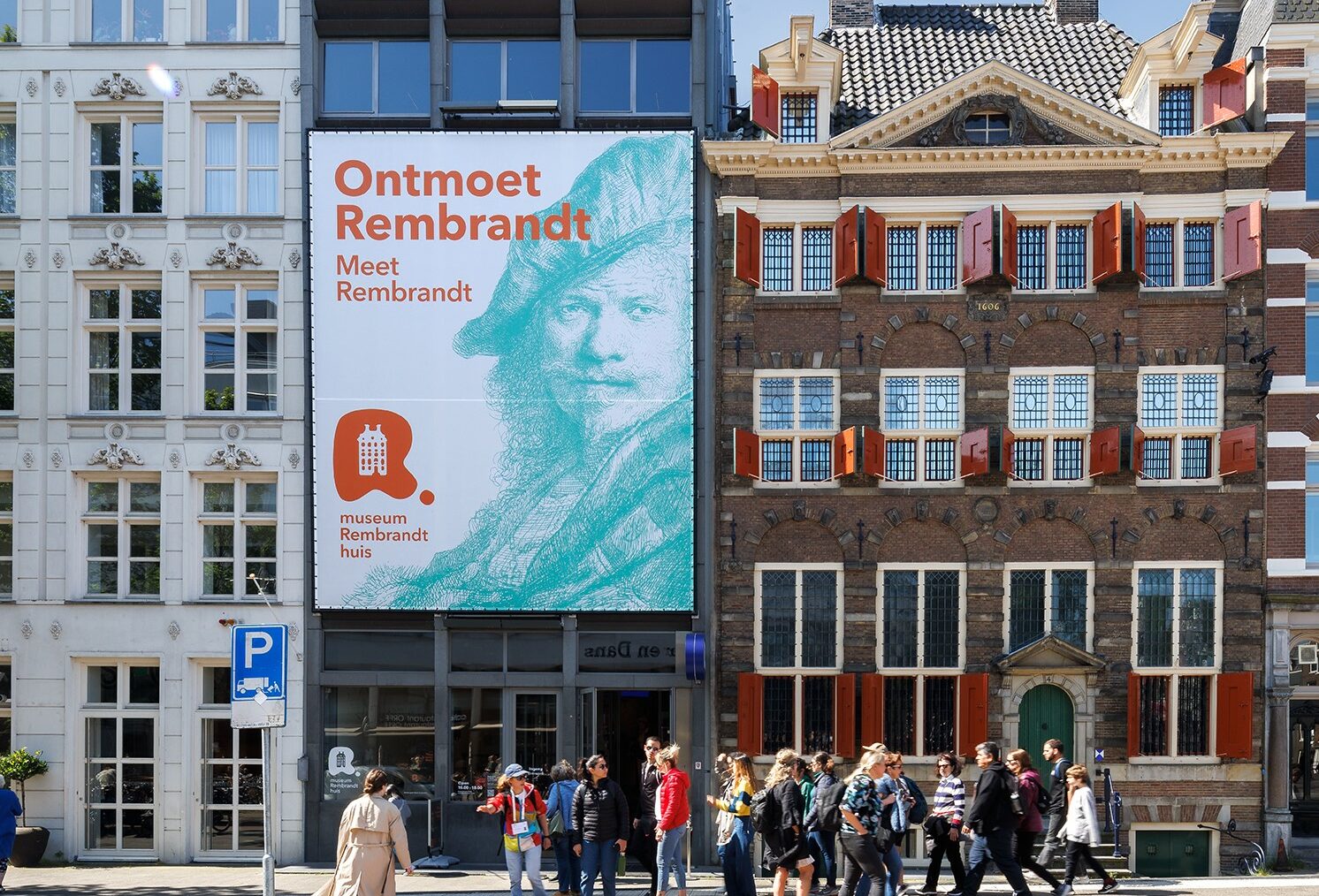 Groepje mensen met een begeleider van Rembrandthuis voor de deur van Rembrandthuis