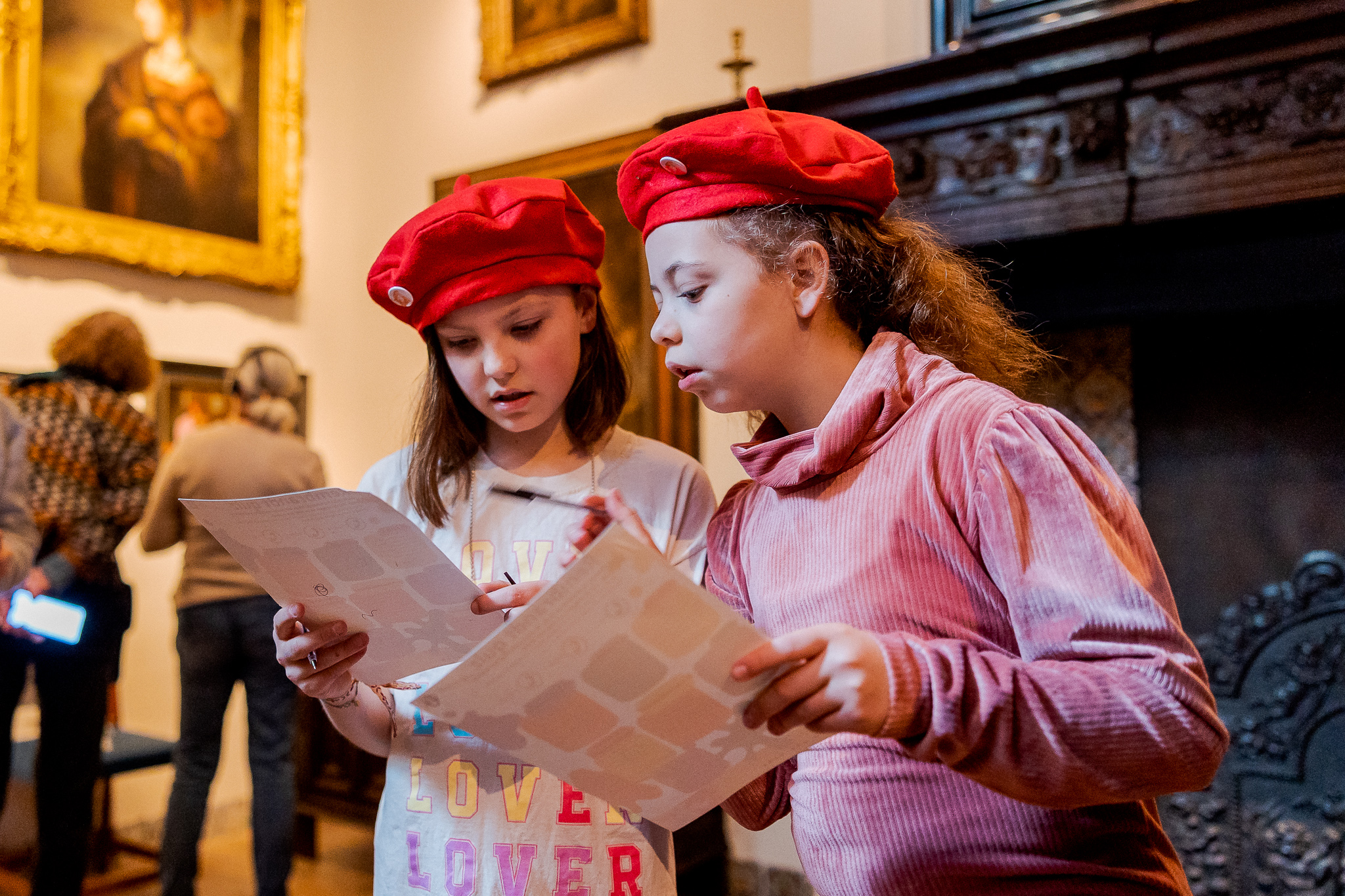 Kinderen die speurtocht doen in het Rembrandthuis