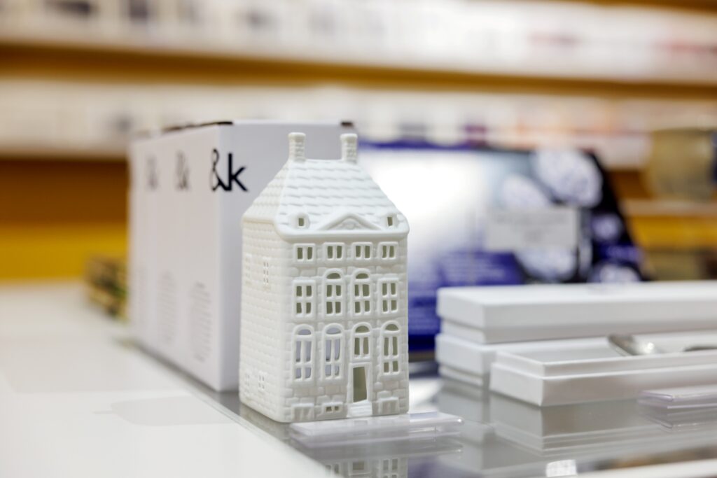 Kleine witte keramieken verse van het Rembrandthuis