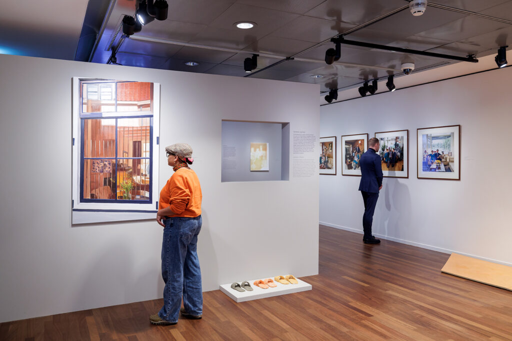 People looking at art at the exhibition THUIS